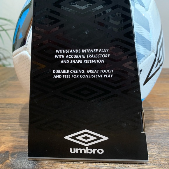 New! Umbro kids soccer ball size 4 for ages 9 to 13 - Picture 4 of 5